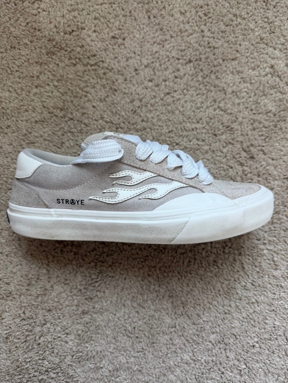 Straye Flame Suede Skate Shoes Mens 8 Womens 9.5 Low Top Sneakers Grey White